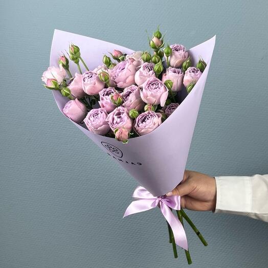 Букет Calmar Flowers из кустовых пионовидных роз в сиреневом крафте(CF140)