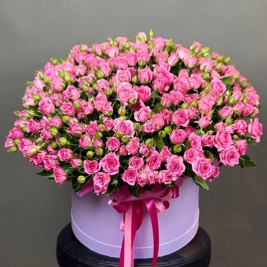 Кустовые розы в шляпной коробке