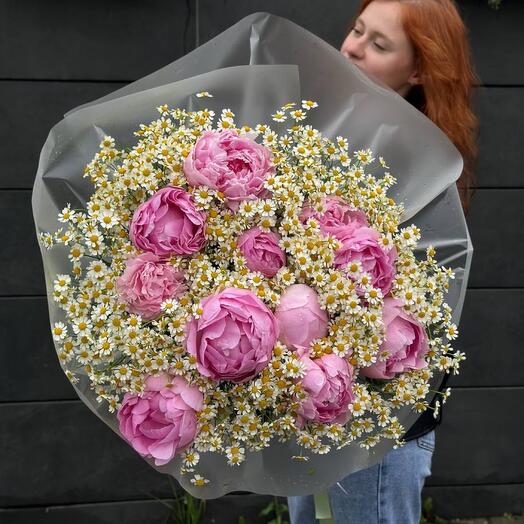 Охапка ромашек и розовых пионов