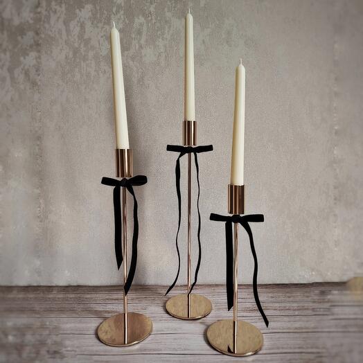 Набор столовых свечей в металлических подсвечниках