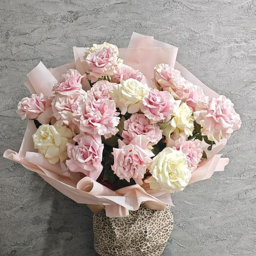 Большой нежный букет французских роз Pink mondiale и white mondiale 23 шт