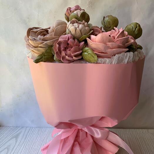 Букет бежевых и розовых пионов