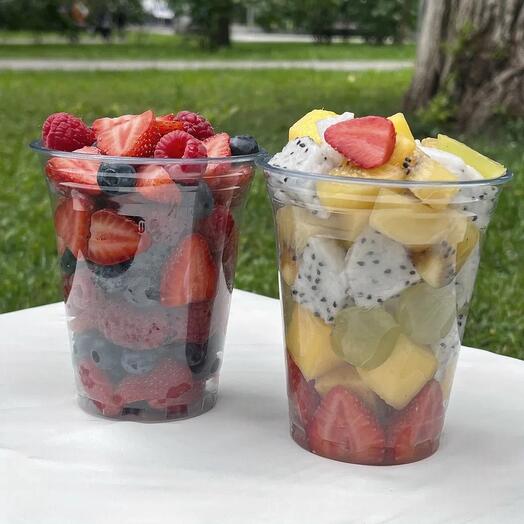 Экзотический микс: фрукты в прозрачных пакетах и элегантном подстаканнике