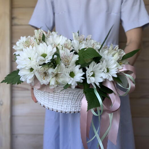 Нежный букет с хризантемами и альстромериями