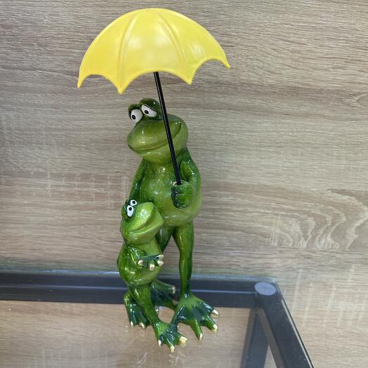 Лягушка с ребенком под зонтом