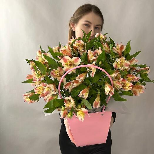 Композиция из альстромерии в сумочке