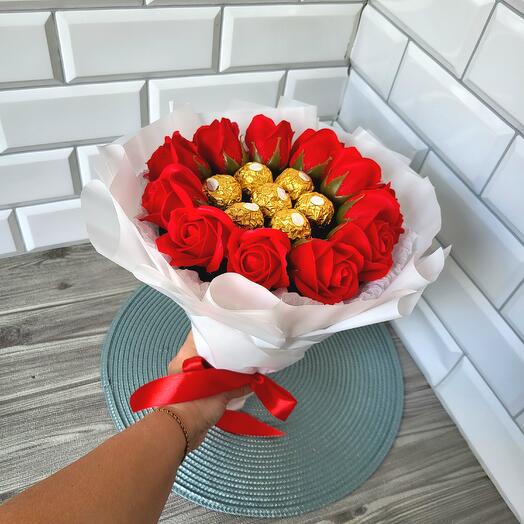 Букет из мыльных роз и ферреро