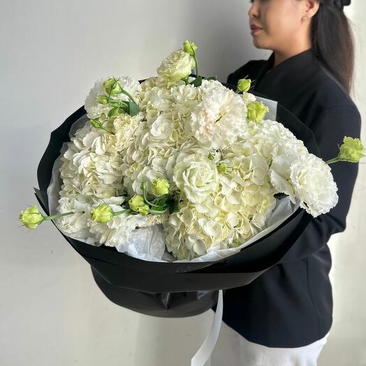 Букет "В белых оттенках"