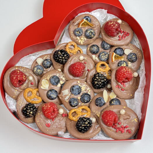 Шоколад ручной работы с ягодами микс в сердце