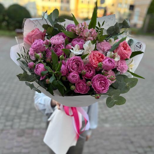 Букет «Ароматный пиончик» из кустовых, пионовидных роз, диантусов, альстромерий и эвкалипта