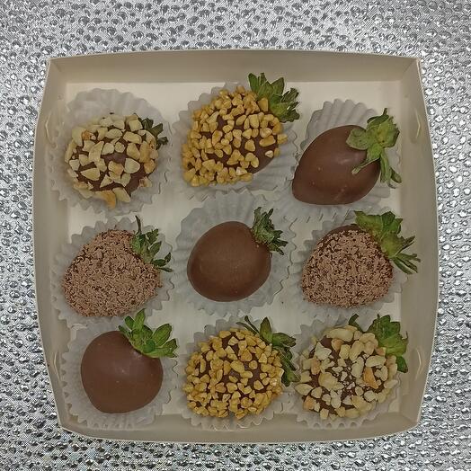 Сезонная клубника в молочном шоколаде