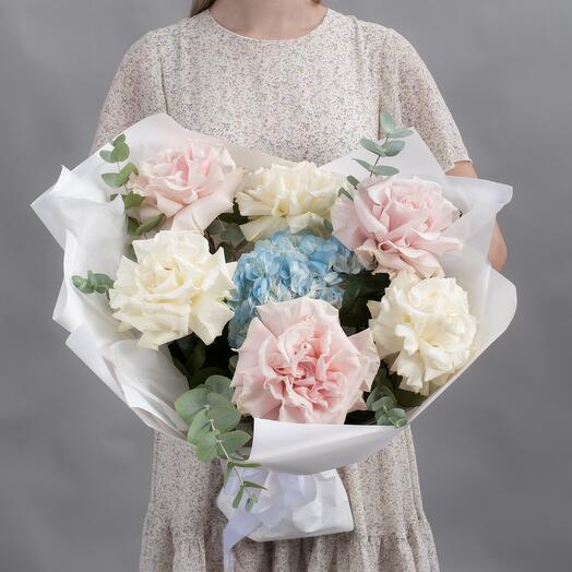 Букет из разноцветных французских роз и голубой гортензии