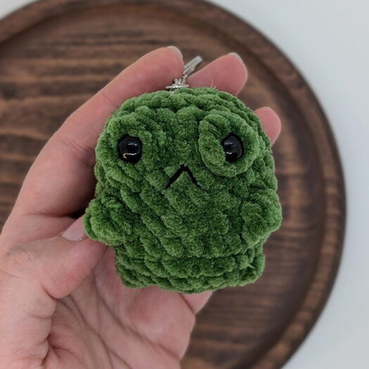 Вязаная недовольная жабка ручной работы брелок обвес на сумку рюкзак ключи