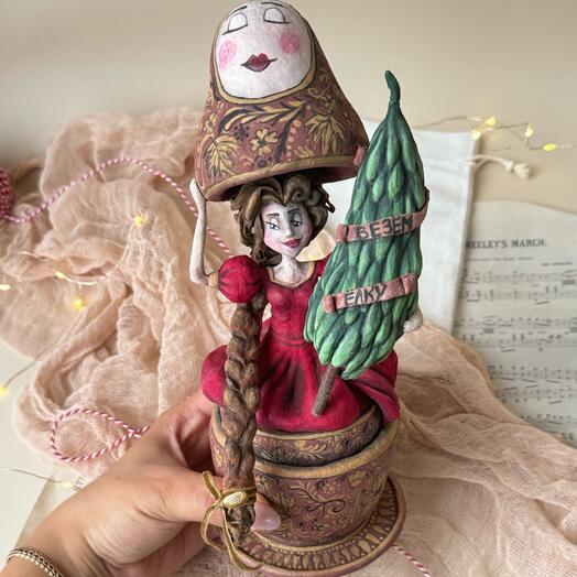 Девушка в матрешке