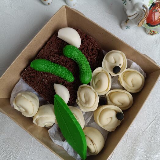Набор шоколадных пельменей, хлебушек,огурчик, чеснок,для подарка