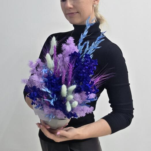 Композиция из сухоцветов и стабилизированных цветов с гортензией