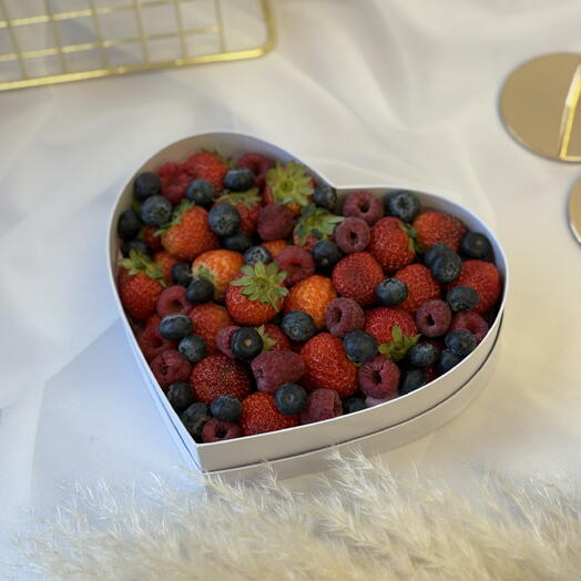 Подарочная коробка сердце со свежими ягодами - малина , клубника , голубика на день рождение