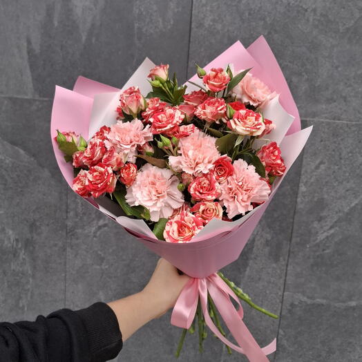 Авторский букет "LOVE IS" из кустовых роз