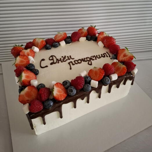 Торт на день рождения с надписью и ягодами