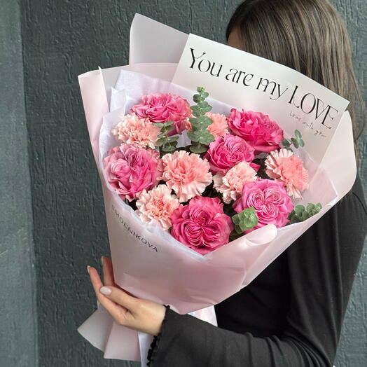 Пионовидные розы и пушистые диантусы в нежном розовом букете 🌸