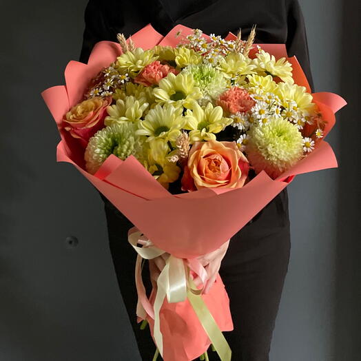 Букет в персиковой гамме из кустовой хризантемы, розы, гвоздики и танацетума