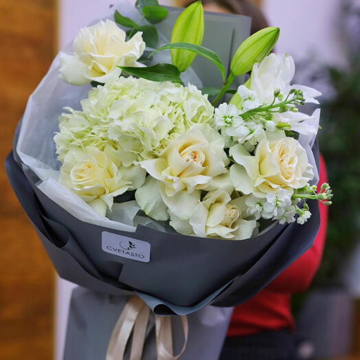 Букет в светлых оттенках с лилией