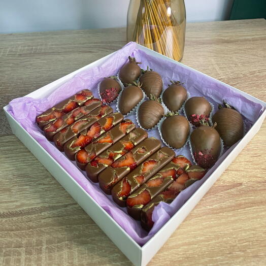 Набор клубника в шоколаде и стики