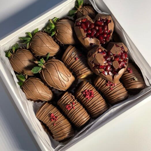 Клубника , банан и гранат в шоколаде « Неповторимый вкус»