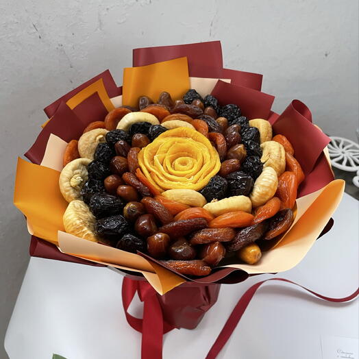 Букет из сухофруктов с розочкой из манго