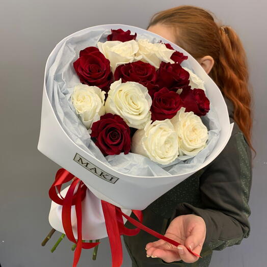 Букет из 15 красных и белых роз