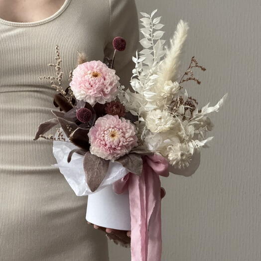 Композиция в шляпной коробке из стабилизированных цветов и сухоцветов любимой маме в День матери