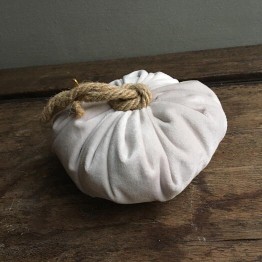 Бархатная игольница Тыковка серо-бежевая