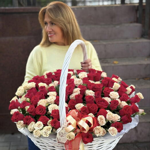 Luxurious basket of roses