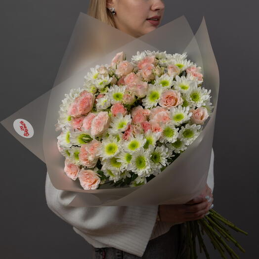 Букет из кустовых хризантем и роз, 25 шт