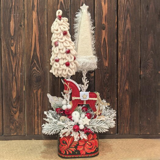 Композиция ручной работы из искусственных цветов "Красная лошадка и елочка-вязанные петельки"
