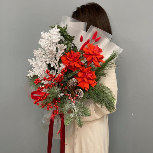 Букет с илексом, французской розой