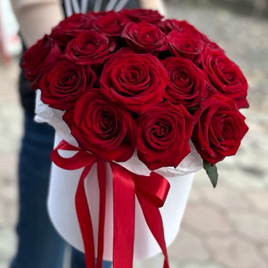 Красные розы в коробке ️