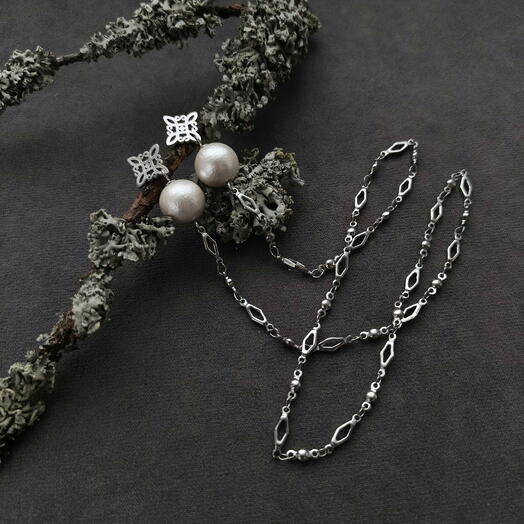 Серьги-гвоздики с хлопковым жемчугом и соединительной цепочкой