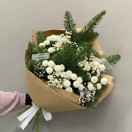 Сборный новогодний букет с нобилисом, кустовой хризантемой и гипсофилой