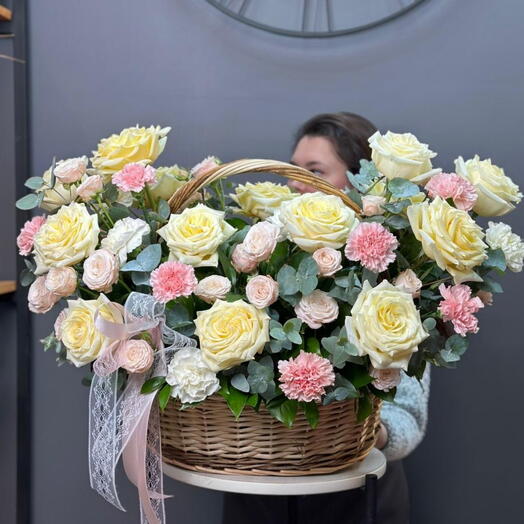Корзина с пионовидными, ароматными розами, эвкалиптом и диантусами