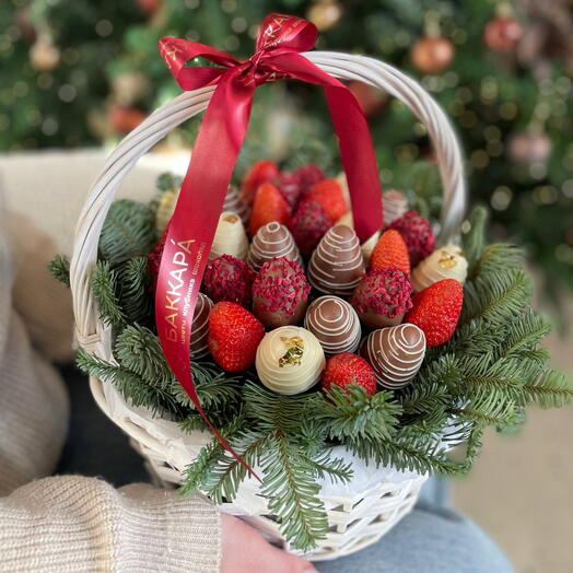 Корзина с пихтой и клубникой в шоколаде на Новый год
