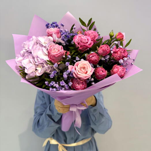 Авторский букет пионовидных роз с гортензией и пистацией