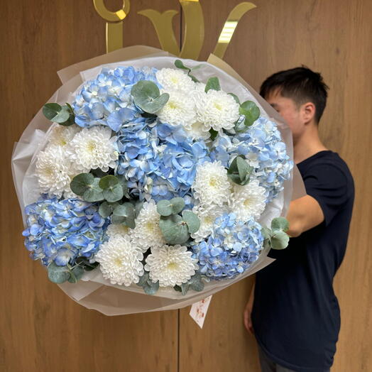 Геометричный букет из гортензии и и хризантемы