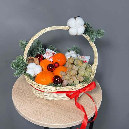 Маленькая корзина фруктов и Рафаэлло