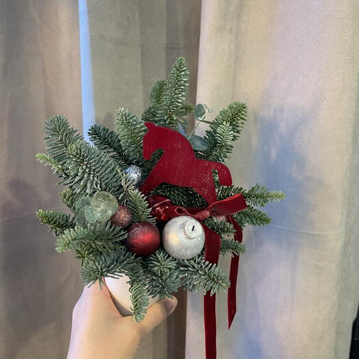 Стаканчик из нобилиса с игрушками