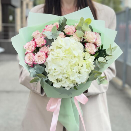 Букет с белой гортензией