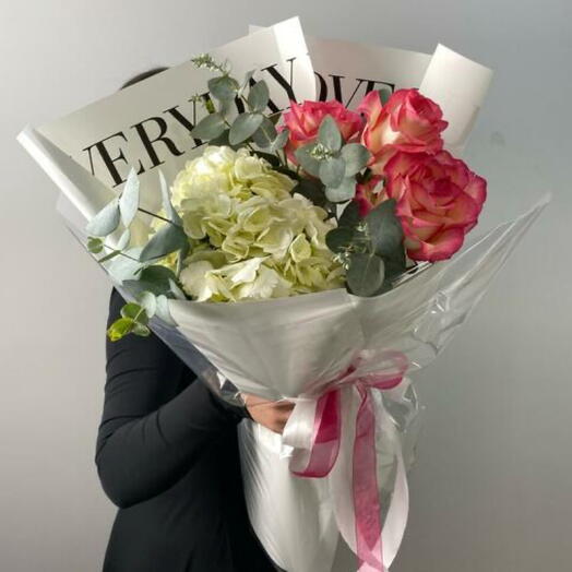 Букет-комплимент с гортензией и розами