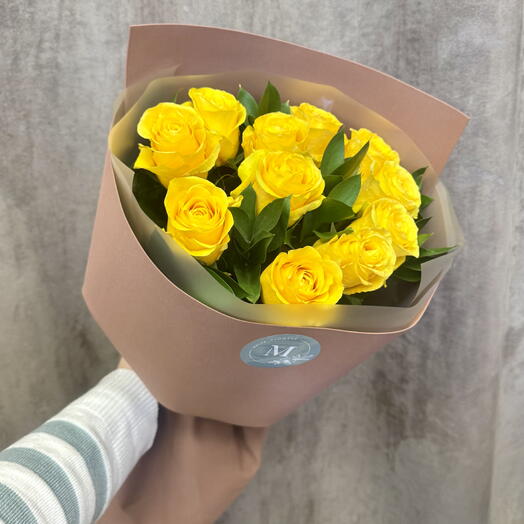 Желтые розы в стильном оформление 💛