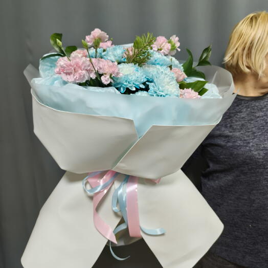 Букет из нежных хризантем, кустовых роз и диантуса