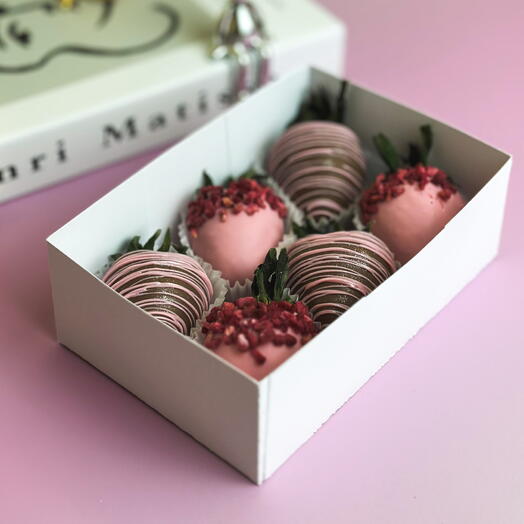 Клубника в розовом и молочном шоколаде 6 шт